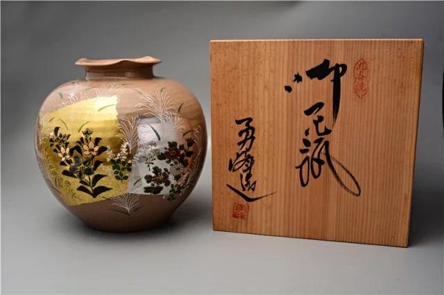 日本进口古玩-描金银菊花花瓶九谷烧z00167 – 凯业美术